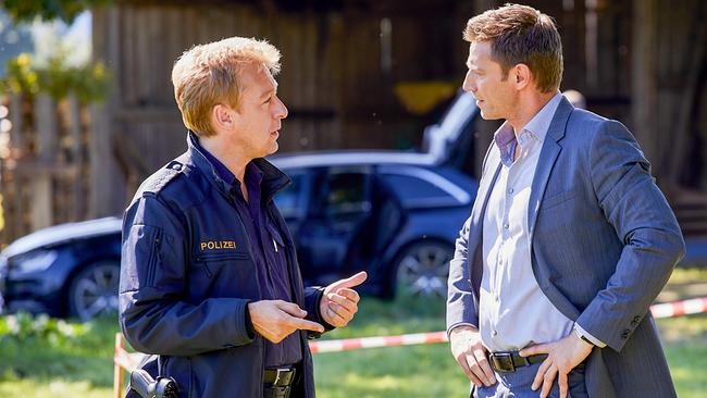 Im Bild: Polizeihauptmeister Mohr (Max Müller, l.) und Kommissar Hansen (Igor Jeftic, r.) fassen am Tatort die ersten Ermittlungsergebnisse zusammen.