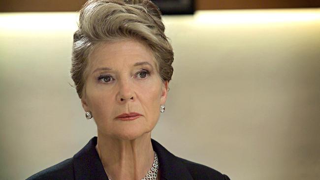 Christiane Hörbiger als Ölmilliardärin Claire Zachanassian mit ernstem Blick