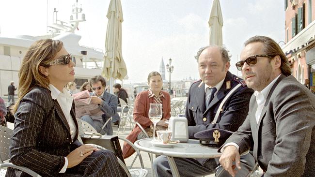 Im Bild: Commissario Brunetti (Uwe Kockisch, re.) und Sergente Vianello (Karl Fischer) sprechen mit der gewieften Anwältin Roberta Marieschi (Simone Thomalla).