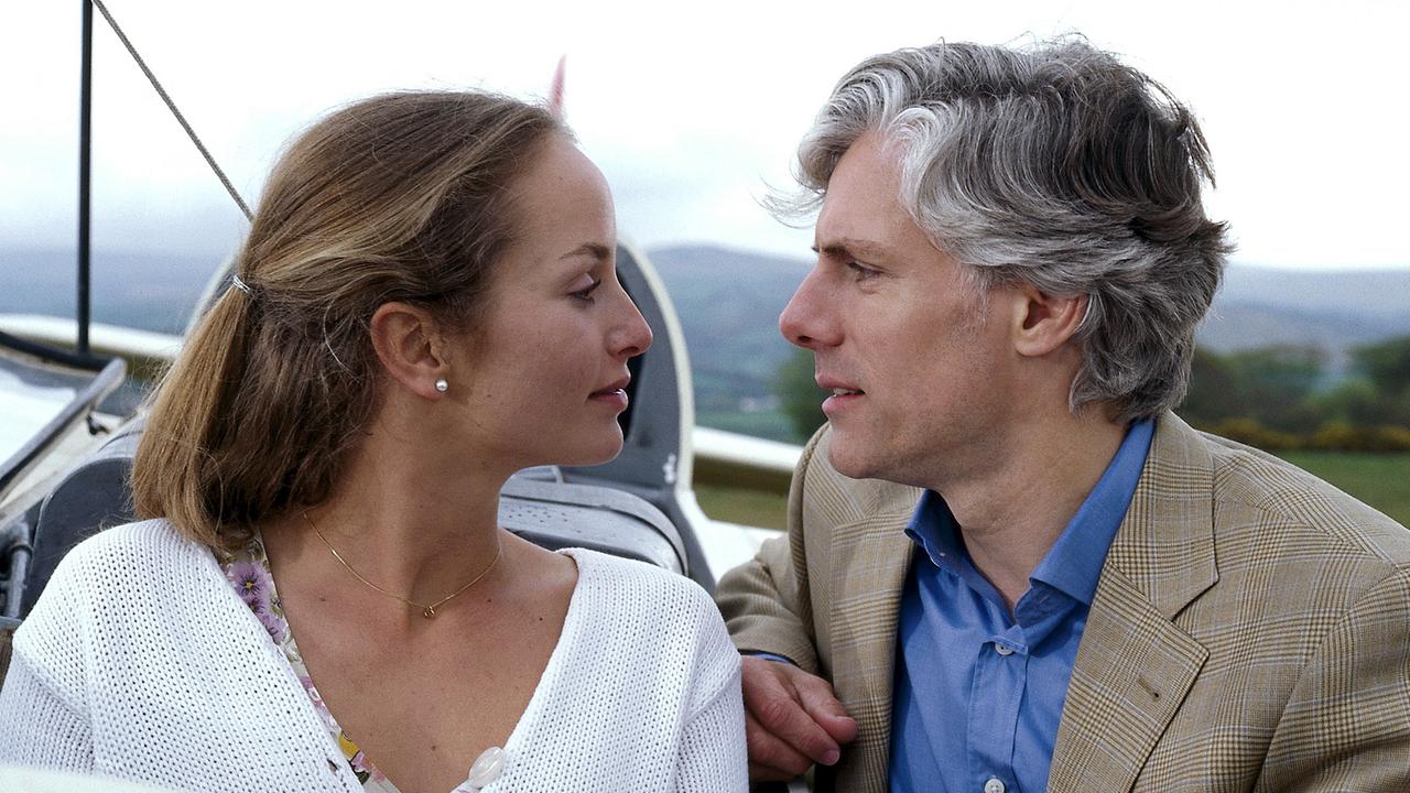 © ORF/ZDF Im Bild: Robert (Philipp Brenninkmeyer) hat sich in Sheila (Lara Joy Körner) verliebt und macht mit ihr einen Rundflug in seinem Flugzeug über Cornwall.