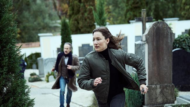 © ORF/BR/ARD Degeto Film/Hager Moss Film GmbH/Bernd Schuller Ferdinand Zankl und Frederike Bader rennen über den Friedhof.