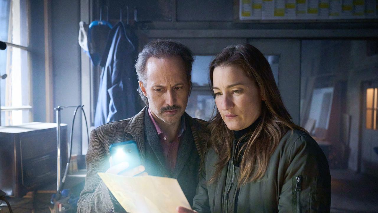 © ORF/BR/ARD Degeto Film/Hager Moss Film GmbH/Bernd Schuller Ferdinand Zankl und Frederike Bader schauen auf eine Karte in Berti Ottensamers Werkstatt.