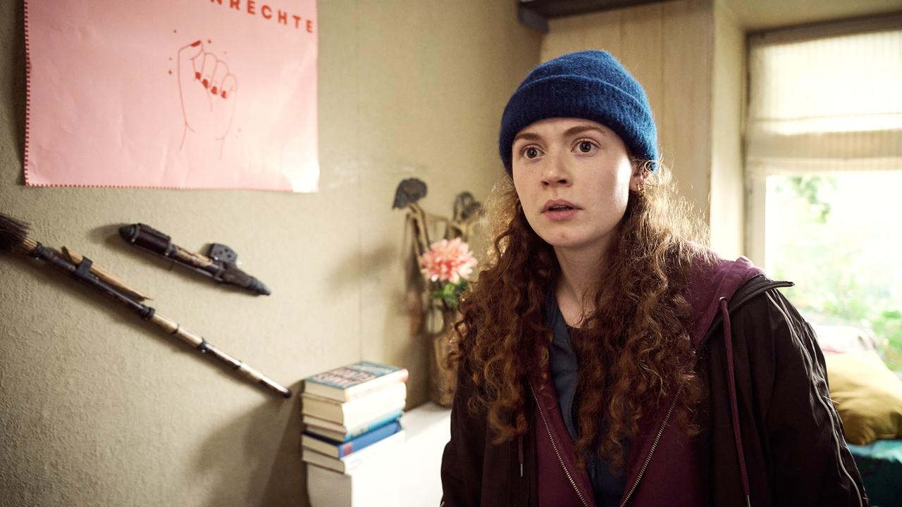 © ORF/BR/ARD Degeto Film/Hager Moss Film GmbH/Bernd Schuller Mia Bader steht schockiert in der WG.