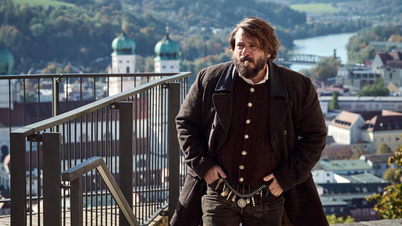 © ORF/BR/ARD Degeto Film/Hager Moss Film GmbH/Bernd Schuller Berti Ottensammer betritt rauchend den Biergarten.