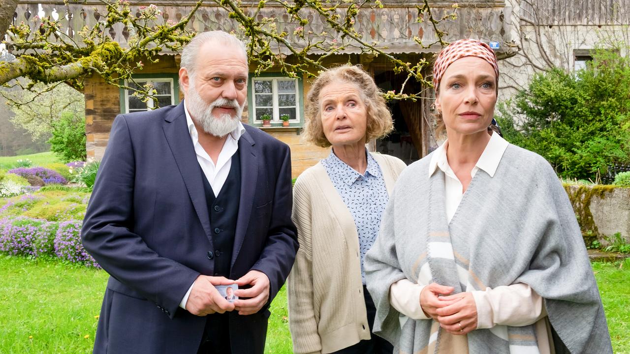 Im Bild: Richard Voss (Jan-Gregor Kremp, l.) wurde auf den Hof von Ursula Leitner (Kathrin Ackermann, M.) und ihrer Tochter Iris (Aglaia Szyszkowitz, r.) gerufen, nachdem Iris' Mann verschwunden ist.