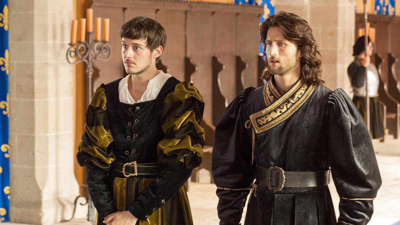 Im Bild: Cesare (Mark Ryder, re.) und Guy de Leval (Cesar Domboy, li.) warten auf eine Entscheidung von König Karl, wer Carlotta heiraten darf.