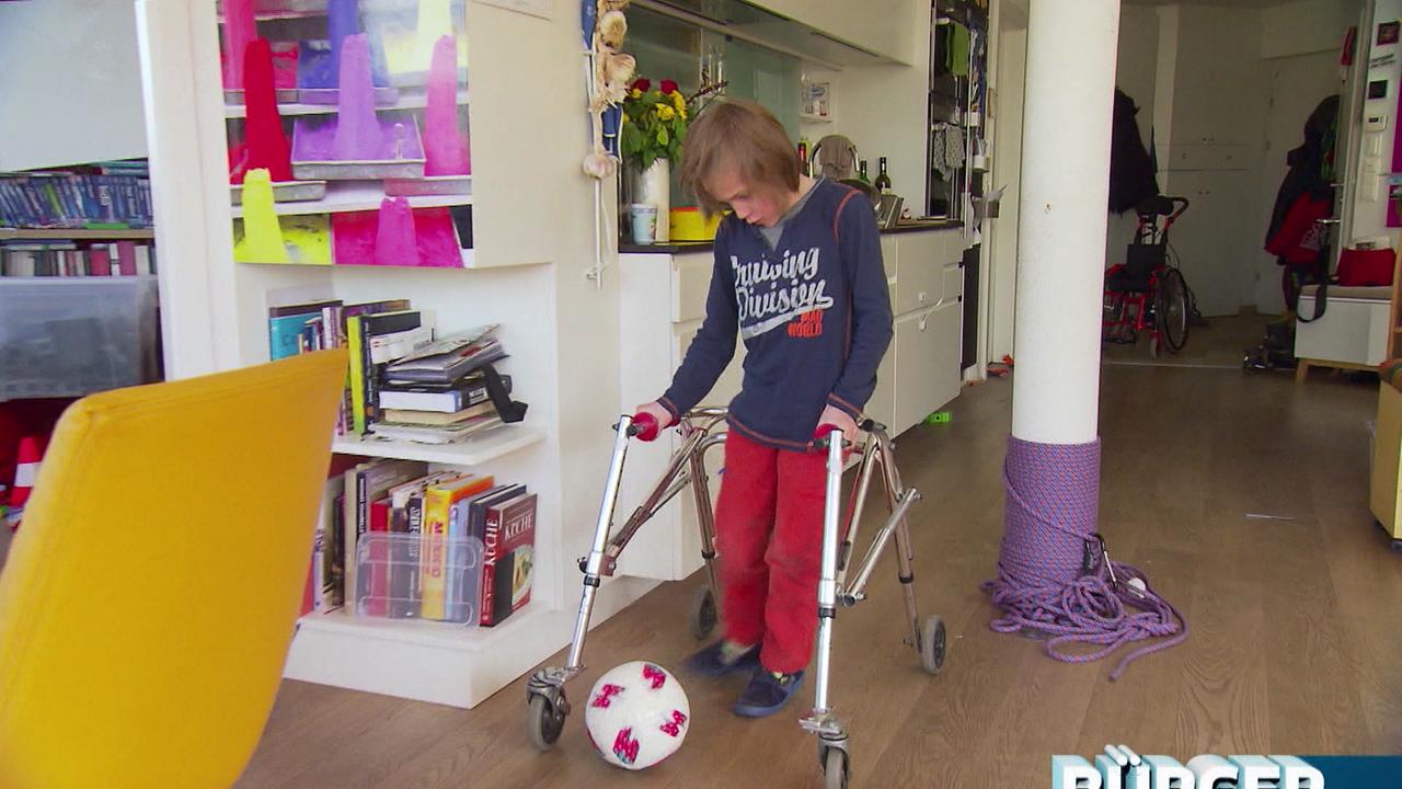 Das Bild zeigt das Kind mit dem Rollator beim Fussballspielen