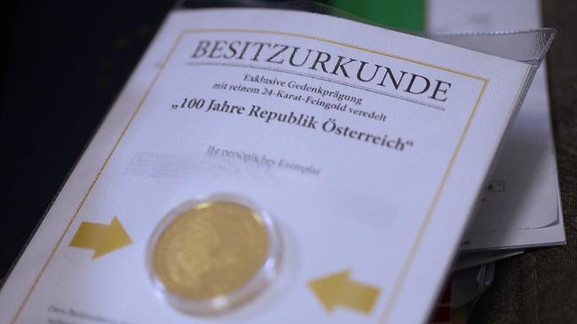 Das Bild zeigt eine Besitzurkunde mit einer Sonderprägung Goldmünze