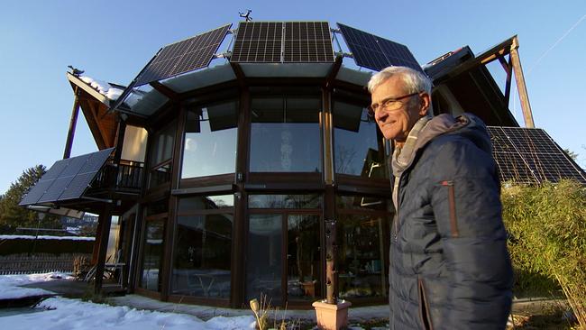 Das Haus mit der umfangreichen Solaranlage ist zu sehen