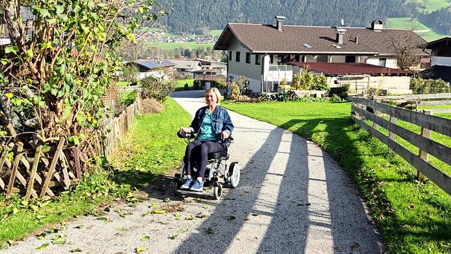 Man sieht am Bild die zweifache Mutter in ihrem neuen Elektro Rollstuhl