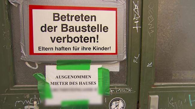 Das Bild zeigt den Eingang des Mietshause mit dem Betreten verboten Schild