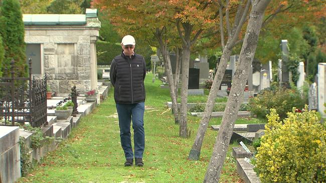 Am Bild ist Herr F. beim Besuch am Friedhof zu sehen