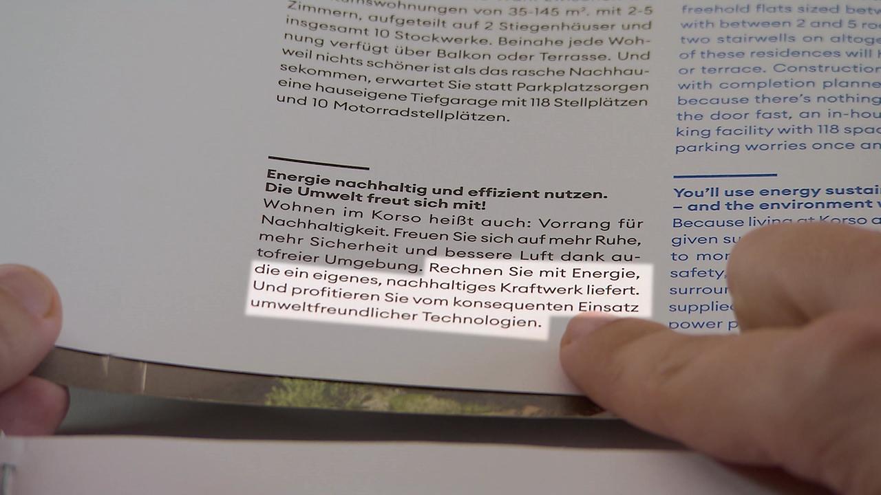 © ORF / Drapal/Fellner Eine Textpassage aus einer Broschüre ist hell hinterlegt: "Rechnen Sie mit Energie, die ein eigenes, nachhaltiges Kraftwerk liefert. Und profitieren Sie vom konsequenten Einsatz umweltfreundlicher Technologien.