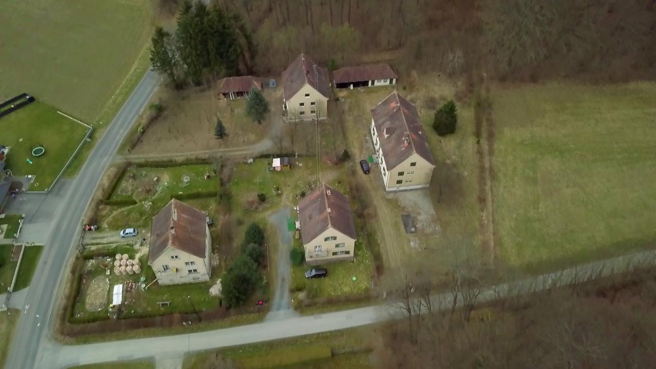 Im Bild ist eine Luftansicht der vier Häuser, die sich einen Kanalanschluss teilen.