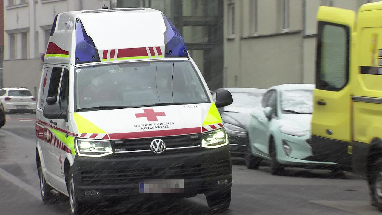 Im Bild ist ein Rettungsauto vom Roten Kreuz im Straßenverkehr.
