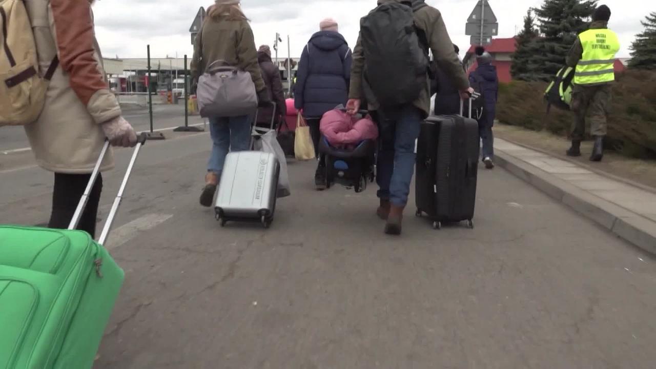 © ORF Am Bild sind Menschen unterwegs auf der Flucht zu sehen, mit ihren Habseligkeiten.