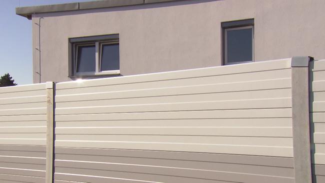 © ORF Am Bild ist eine Schallschutzmauer vor einem Haus zu sehen.