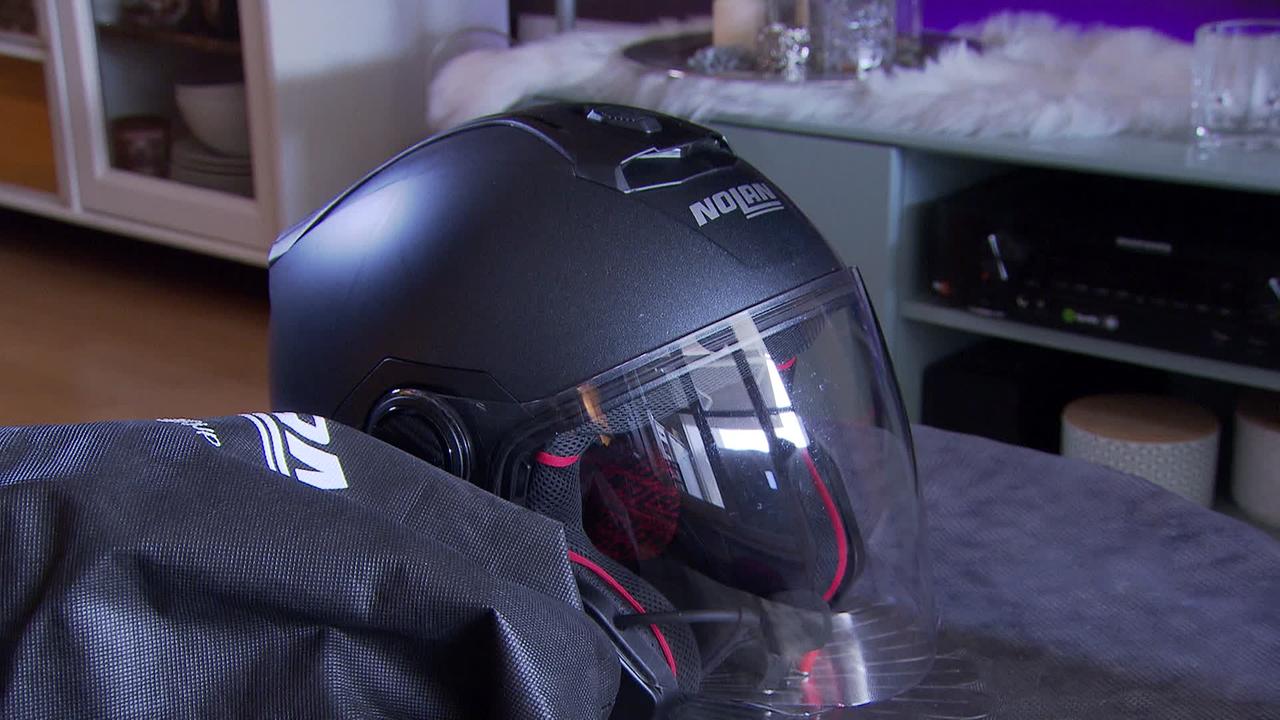© ORF / Flora Drapal Am Bild ist ein Motorradhelm und eine Abdeckplane von einem Motorrad zu sehen.