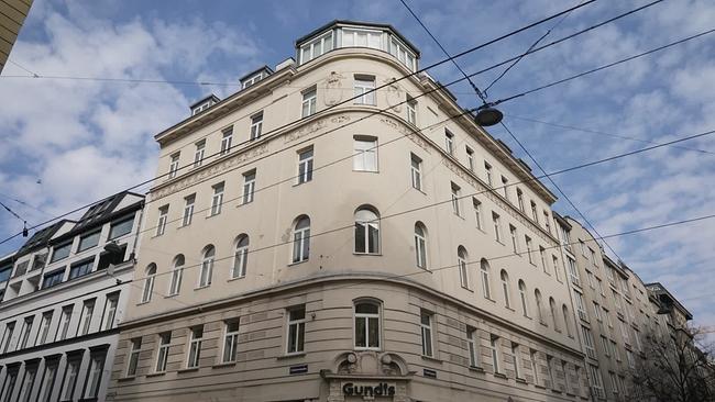 Am Bild zu sehen ist ein großes, altes Eck-Mietzinshaus in Wien Neubau.