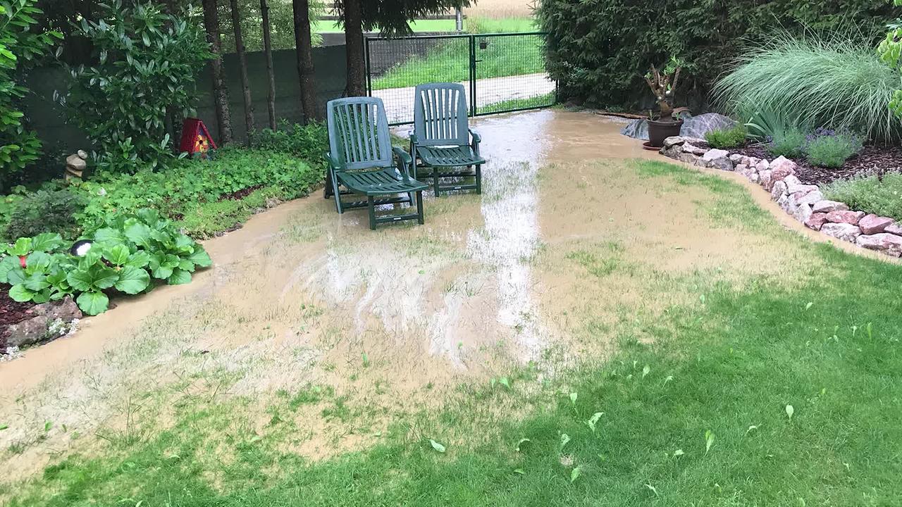 © Privataufnahme Ehrenberger Jede Menge Wasser und Schlamm sind im Garten von Hrn. E. zu sehen.