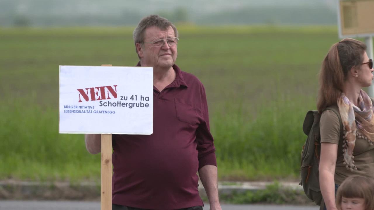 Eine Bürgerinitiative demonstriert gegen eine geplante Schottergrube. Ein Mann hält ein Schild mit der Aufschrift: Nein zu 41ha Schottergrube. Bürgerinitiative Lebensqualität Grafenegg