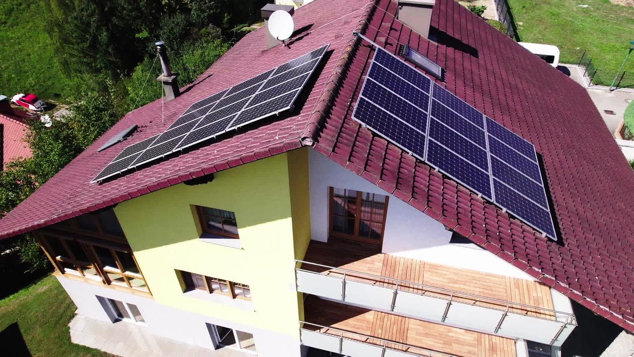 Zu sehen ist eine Photovoltaikanlage am Dach eines Wohnhauses.