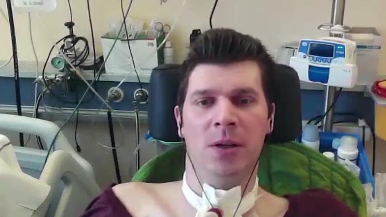 Am Bild ist Michael im Videogespräch mit der Redaktion aus der Intensivstation im Krankenhaus. Eine Atemkanüle ermöglicht ihm das Sprechen.