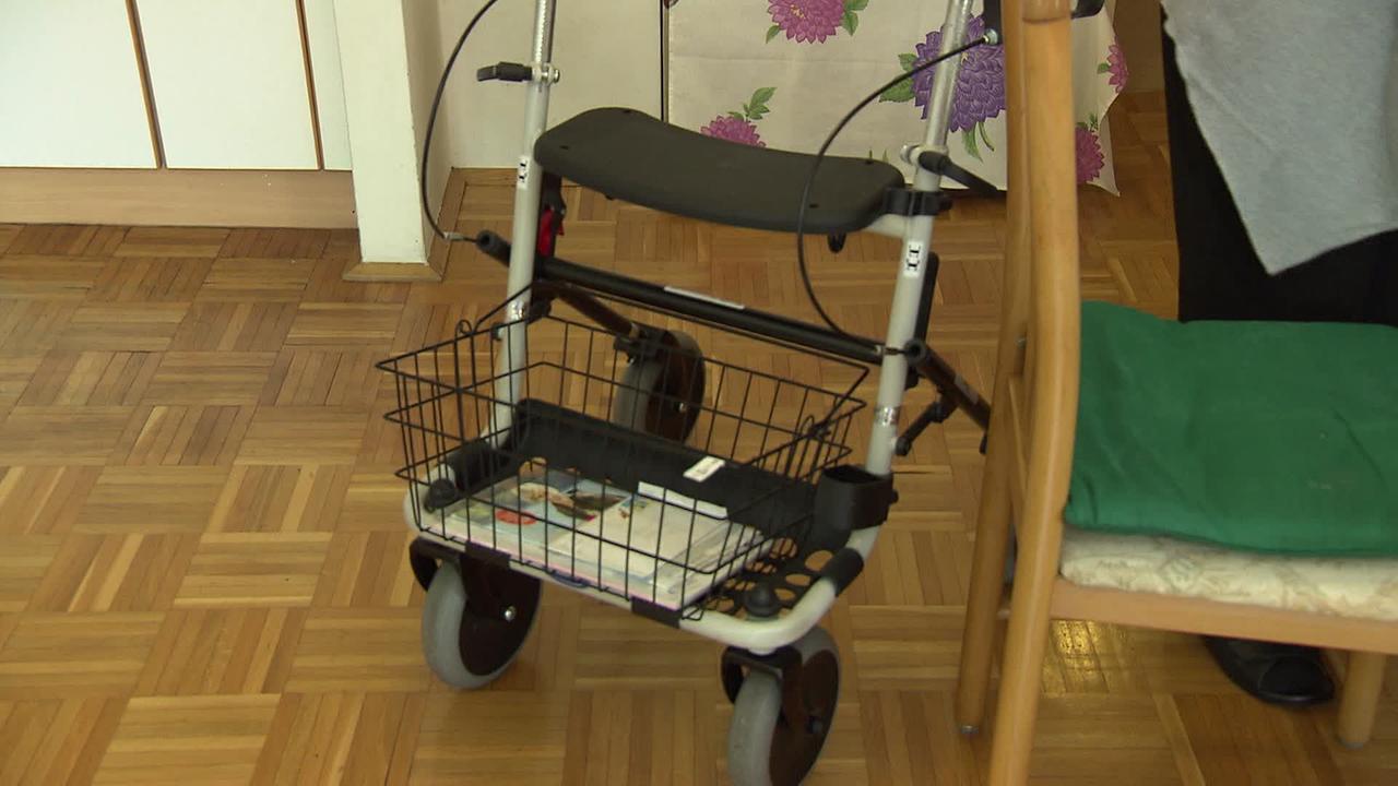 © ORF / Michael Schindlinger Im Bild ist ein Rollator in der Wohnung einer alten Dame zu sehen.