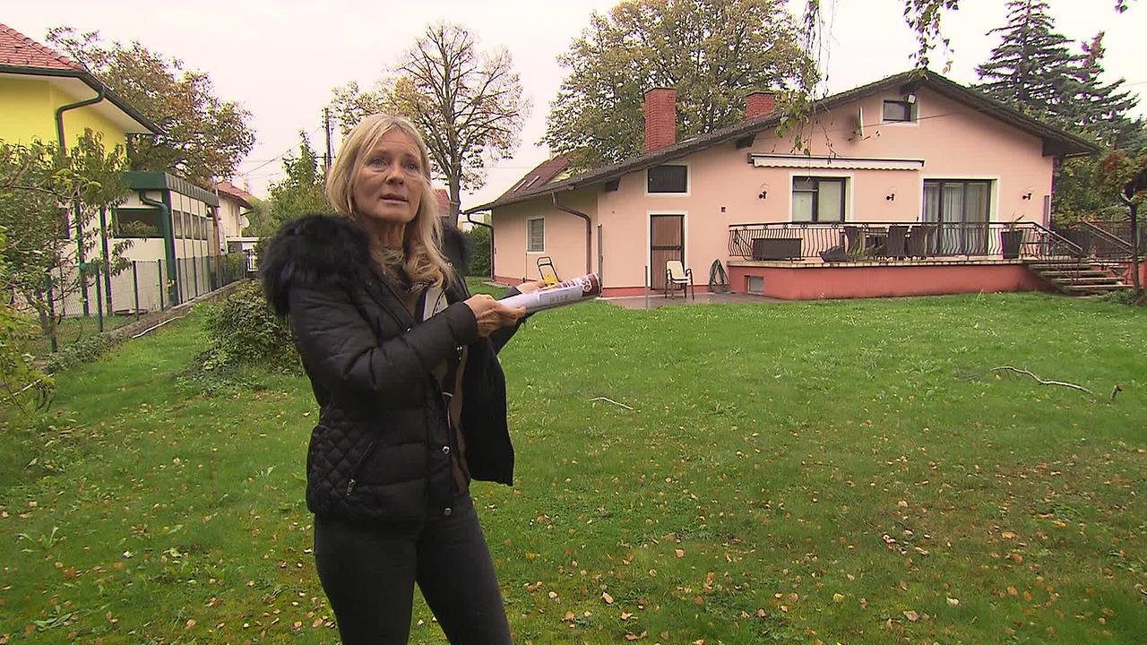 © ORF / Leo Potesil Frau H. steht vor ihrem Einfamilienhaus mit großem Garten.