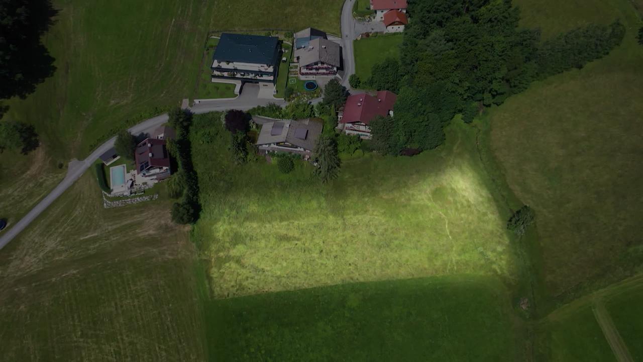 Am Bild ist eine Luftaufnahme des Grundstückes von Herrn R. Es gibt keine Zufahrtsstraße zu dem Grundstück.