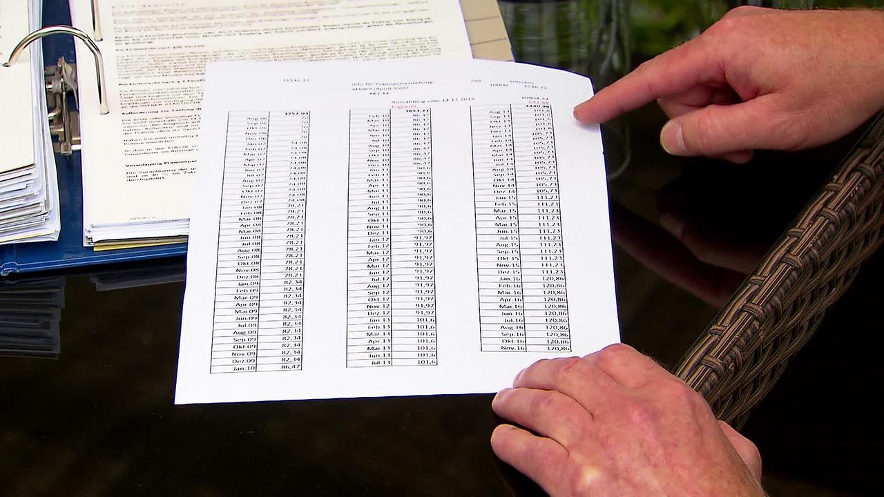 © ORF/ Luki Grafleitner Am Bild ist eine Liste einer Versicherung mit den zu erwartenden Gewinnsummen bei jeweiliger Einzahlung. Herr T. zeigt diese Liste mit der für seinen Vertrag geworben wurde.