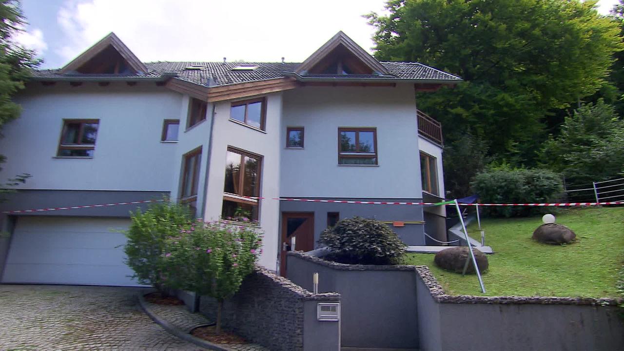 © ORF Am Bild ist das Einfamilienhaus von Hrn. K. zu sehen. Mit gelben und rot-weißen Bändern werden Markierungslinien angezeigt, die die erlaubte Höhe vom Erdgeschoß angeben.