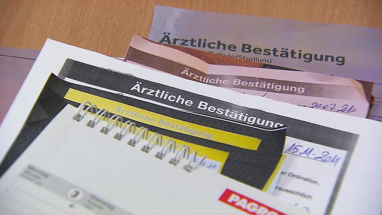 © ORF / Lukas Grafleitner Am Bild ist ein Stapel an Ärztlichen Bestätigungen zu sehen. Obenauf liegt ein Kalender.