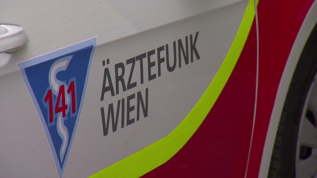 Am Bild ist die Aufschrift Ärztefunk Wien auf einem Einsatzauto zu sehen.