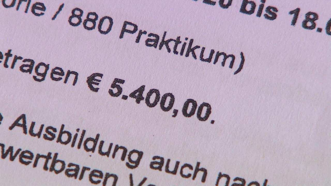 Am Bild ist ein Ausschnitt aus einem Schreiben, in dem 5400 Euro Ausbildungsgeld von einer Pflegeassistentin zurückverlangt werden.