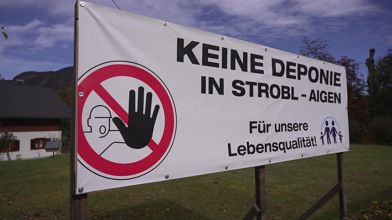 Am Bild ist ein Plakat auf dem steht: Keine Deponie in Strobl-Agen. Für unsere Lebensqualität. 
