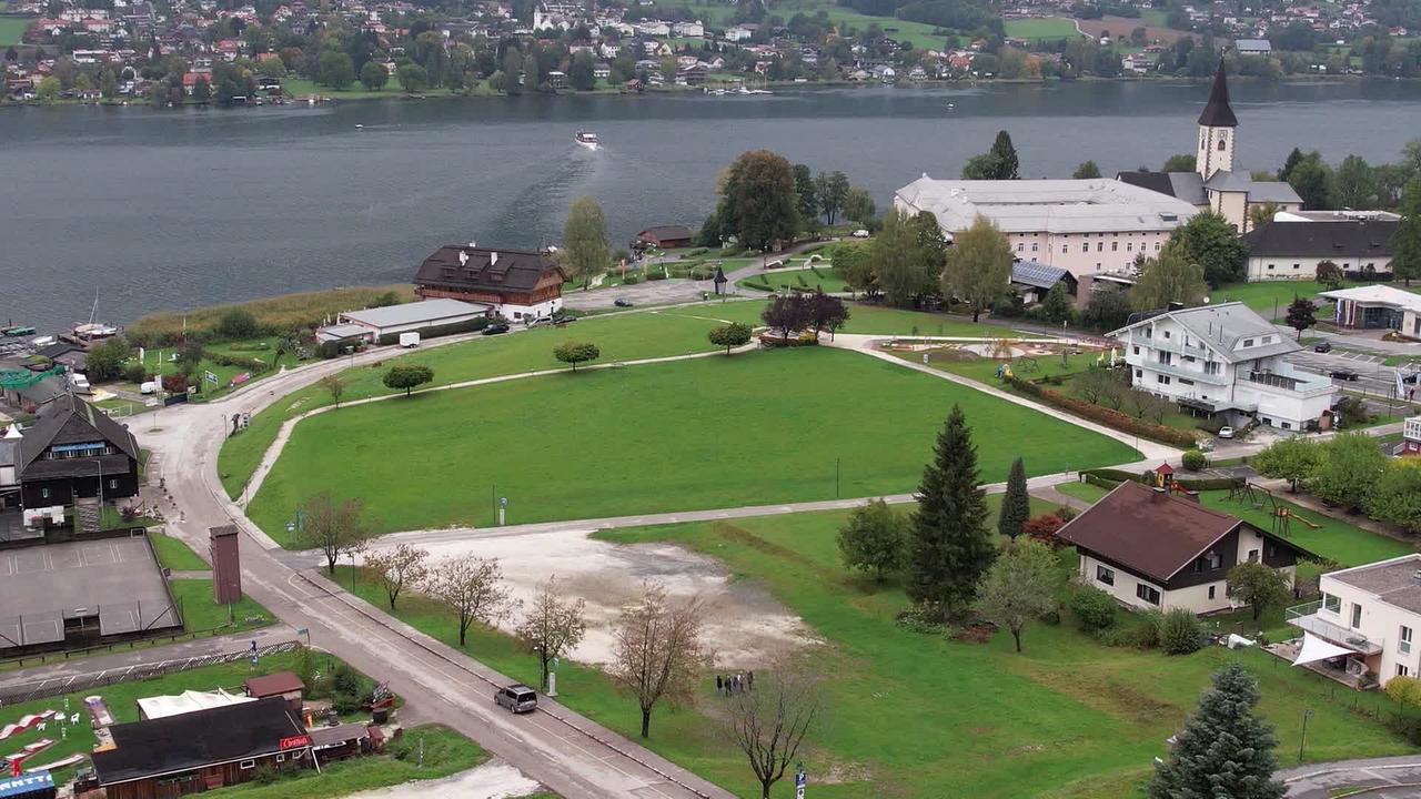 Am Bild sieht man den Ossiachersee und die Grundstücke und Häuser in Ufernähe. Neben dem Stift sind noch große freie Flächen mit Wiese. Dort soll ein Billa gebaut werden. 