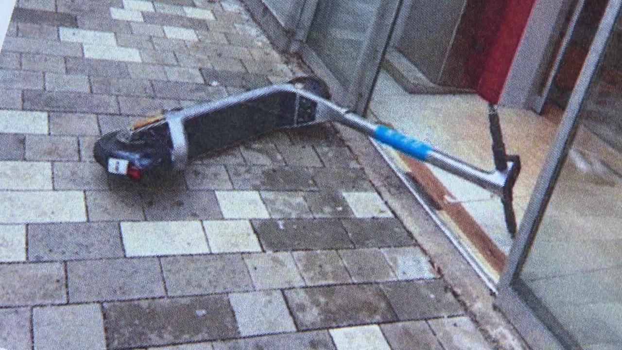 Am Bild ist ein E-Roller, wie sie in der Stadt überall zu mieten sind, am Boden liegen. Der Roller liegt genau im Eingang einer Schiebetür, die zu einem Geschäft führt. Die Tür kann sich nicht schließen.