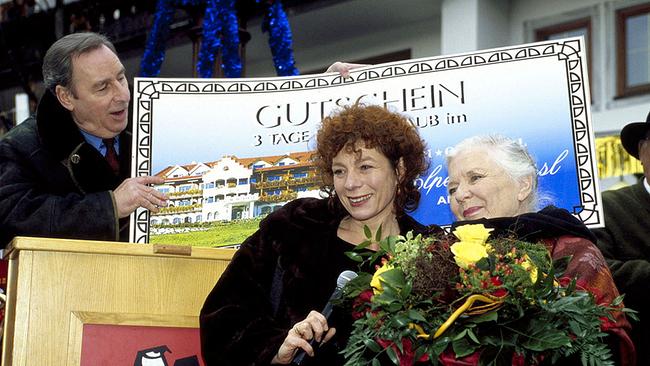 Im Bild (v.li.): Nina Hoger (Clara Sailinger), Ruth Drexel (Resi Berghammer).