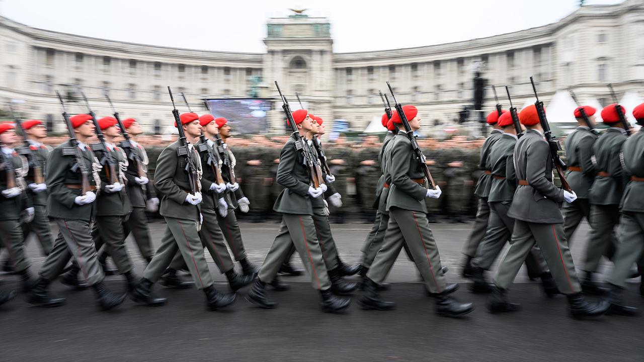 Soldaten vom Österreichischen Bundesheer marschieren im Rahmen des Nationalfeiertages am Heldenplatz in Wien