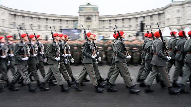 Soldaten vom Österreichischen Bundesheer marschieren im Rahmen des Nationalfeiertages am Heldenplatz in Wien