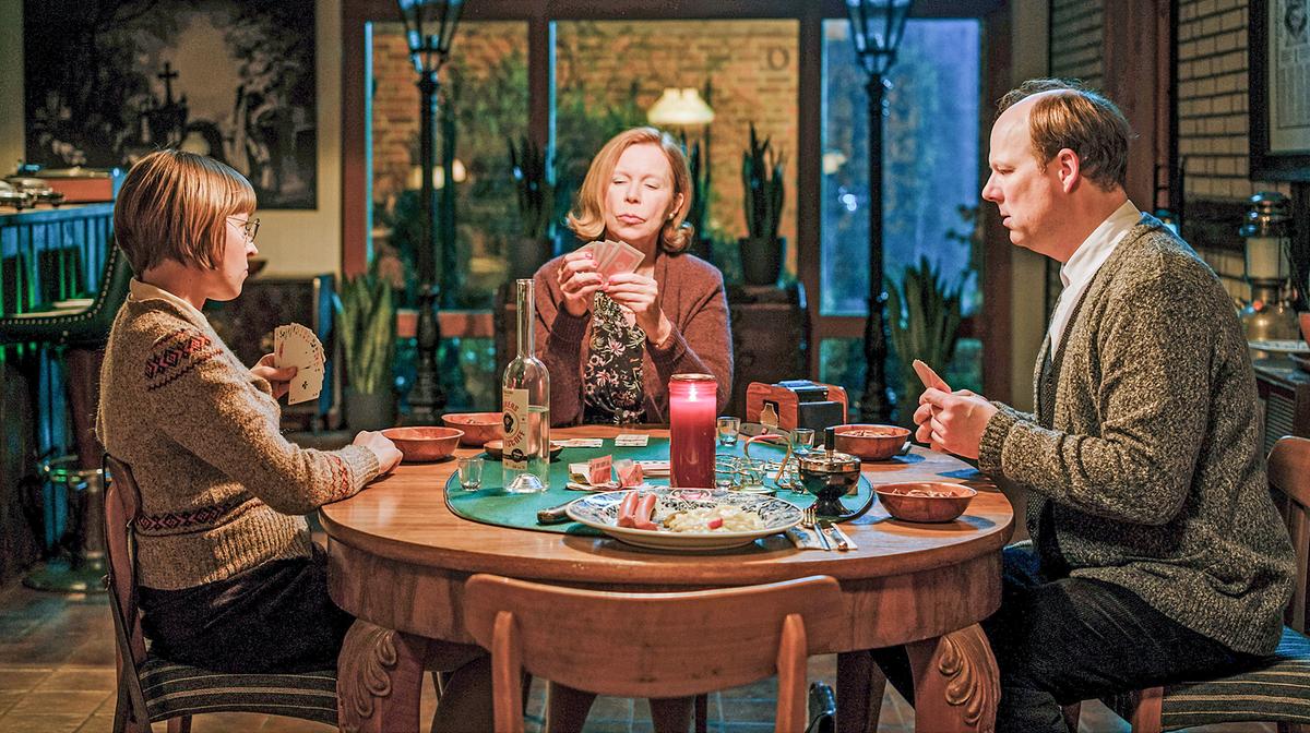 © ORF/Degeto/NDR/Gordon Timpen Im Bild (v.li.): Annette Weinert (Katja Donowski), Marion Kracht (Hildegard Knutzen), Stephan A. Tölle (Herr Töteberg).