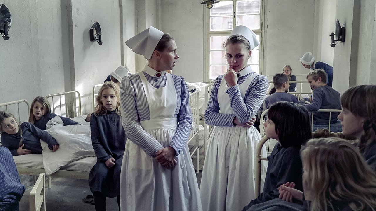 "Charité: Barmherzigkeit": Wärterin Edith (Tanja Schleiff, l.) zeigt der neuen Hilfswärterin Ida (Alicia von Rittberg, r.) die Kinderstation.