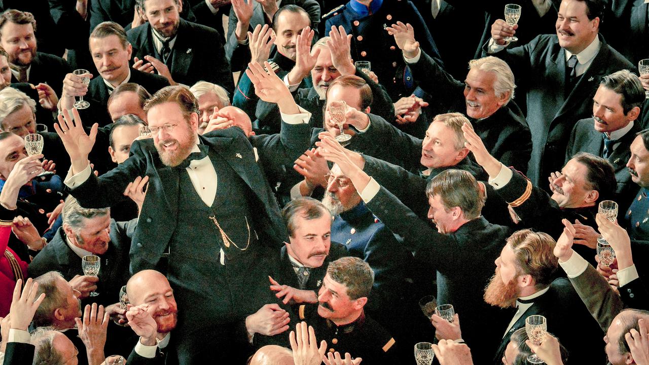 Im Bild: Robert Koch (Justus von Dohnányi) wird auf dem Ärztekongress gefeiert.