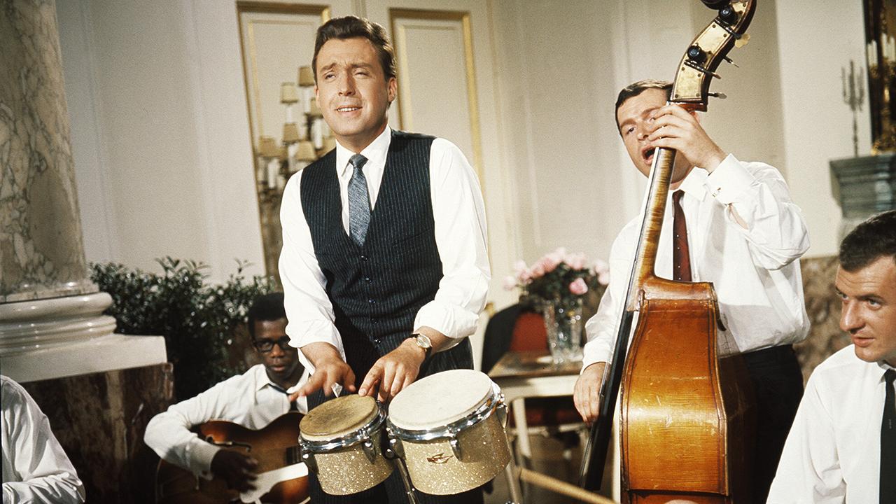 © ORF/Beta Film Peter Alexander als Otto Wilder an den Bongo-Trommeln einer Jazz-Combo