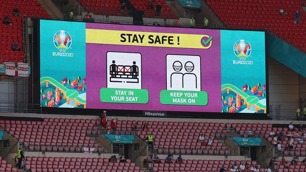 Vor dem Fußballspiel der Gruppe D der UEFA EURO 2020 zwischen England und Kroatien im Wembley-Stadion in London wird eine Anleitung zum Coronavirus gezeigt.