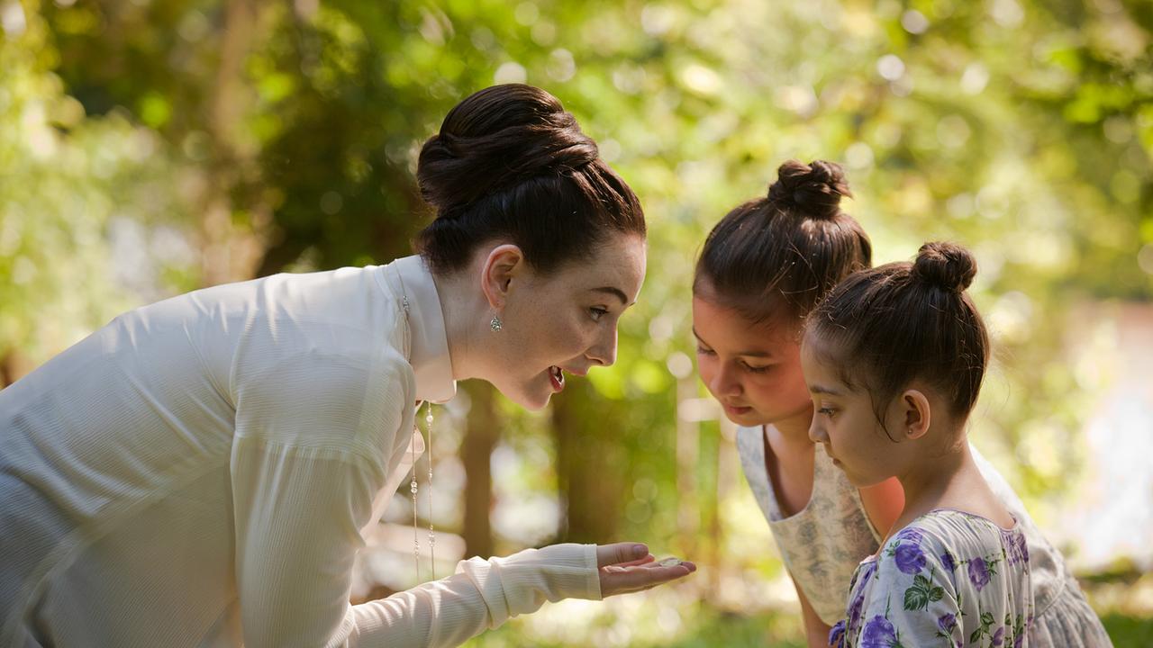 Im Bild: Inge (Maria Ehrich ) zeigt ihren Töchtern Mayari (Kaitlin Wasita Orem) und Kennari (Venetia Yanisa Hogg) einen Glücksbringer, den ihr Sao geschenkt hat.