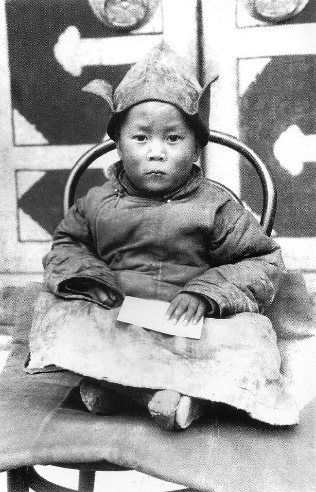 © ORF/IMAGO/CPA Media Dalai Lama - Schicksalsjahre eines Auserwählten: Der Dalai Lama als Kind (1930er Jahre)