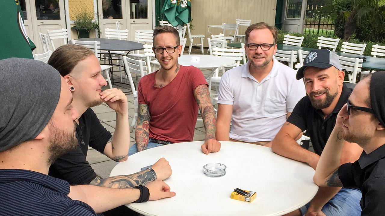 Georg Danzer zum 70. Geburtstag: "Nur a klana Bua im Winter": Dreharbeiten mit Seiler und Speer. (v.l.n.r.): Daniel Fellner, Bandmitglied Seiler & Speer, Bernhard Speer, Thomas Stipsits, Christoph Seiler, Bandmitglied Seiler & Speer