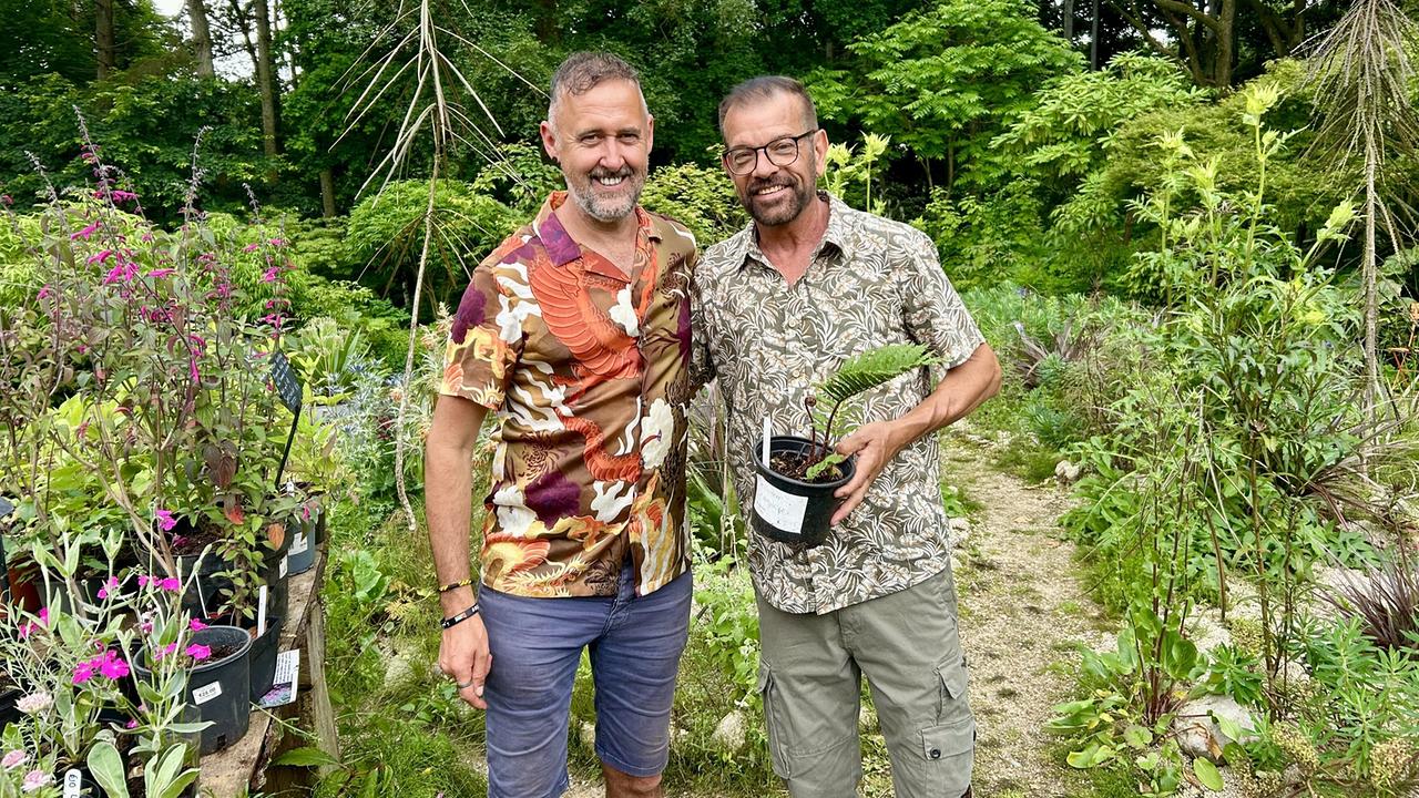 Jimi Blake und Karl Ploberger mit einem Pflanzentopf im Garten